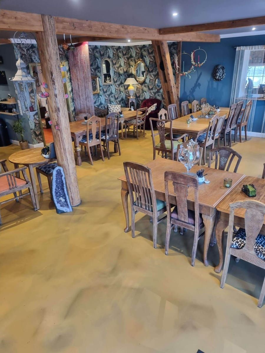 Fugenloser PU Designboden mit glänzender Oberfläche in einem fertig ausgebauten Innenraum.