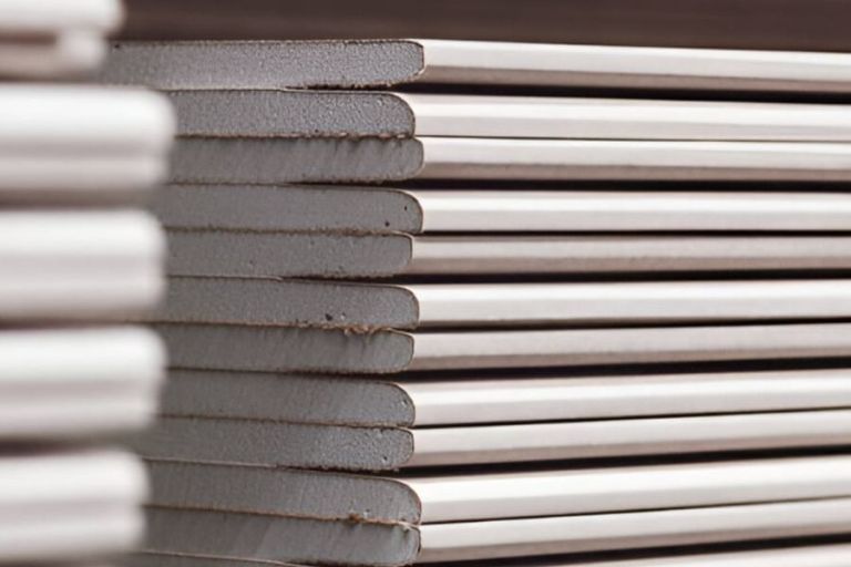 Trockenbauarbeiten mit aufgestelltem Ständerwerk und montierten Gipskartonplatten in einem Innenraum.