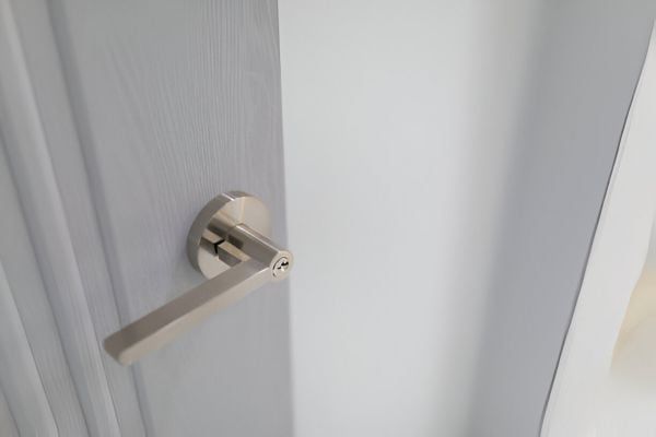Montierte Innentür mit sauber eingesetzter Zarge in einer fertig beplankten Wand.