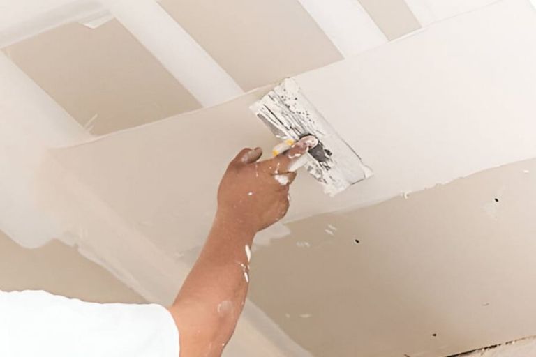 Gespachtelte Wandfläche im Innenausbau, vorbereitet für den weiteren Oberflächenaufbau.