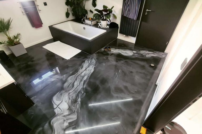 Fugenloser PU Designboden mit spiegelnder Oberfläche in einem ausgebauten Raum.